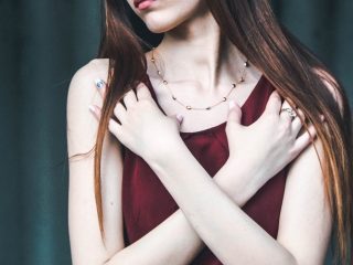 ワキを気にしながらドレスを着る女性