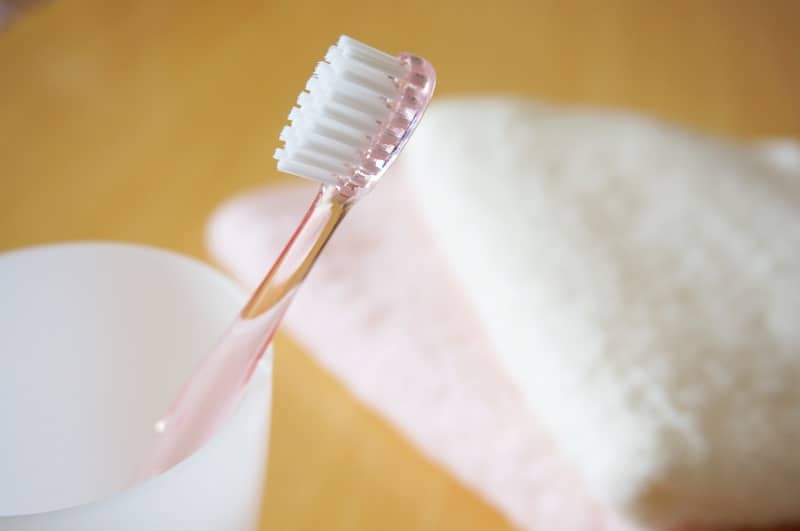 ピンクの歯ブラシの画像
