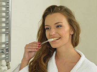 歯磨きで口臭対策する女性