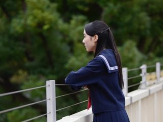 遠くを眺める女学生