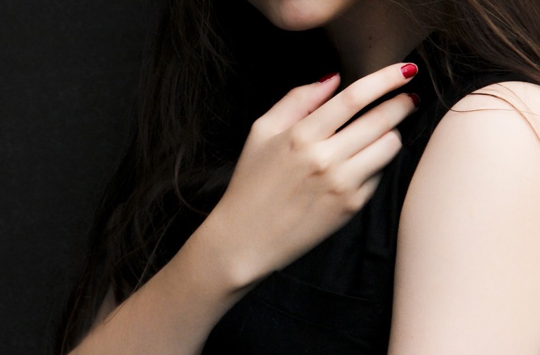 黒い服を着た女性の手の画像