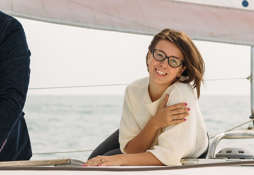 ヨットに乗るメガネの女性の写真