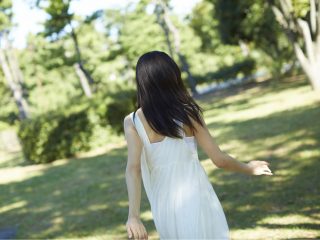 白いドレスの女性の後ろ姿の写真